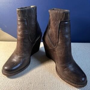 FRYE Carrie Scrunch Back Zip Leather Wedge Ankle Boots Brown Size 6M